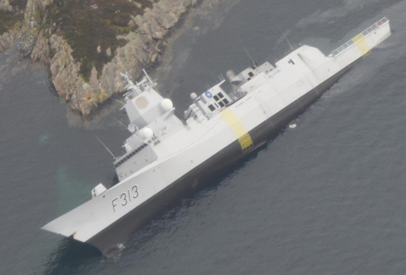 挪威海軍神盾巡防艦英斯塔德號8日清晨被油輪撞上，呈現半傾斜的危險狀態，緊急疏散137名官兵。   圖：翻攝Virpi Heikkilä推特