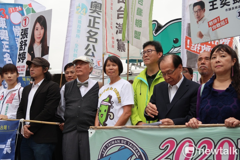 民間團體與各黨派候選人9日齊聚台北市議會前為東奧正名公投造勢。   圖：林朝億/攝