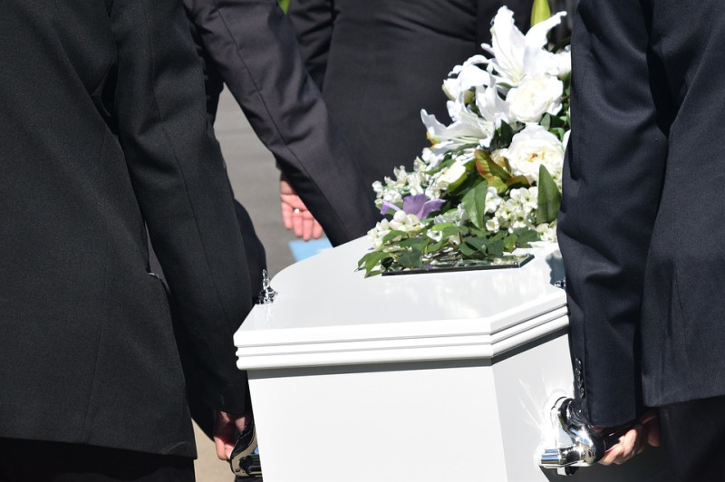 有葬儀社人員在喪禮滑手機，還爆出誇張笑聲，讓喪家十分傻眼。示意圖。   圖／翻攝Pixabay
