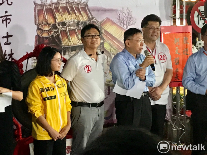 台北市長柯文哲（右2）與民進黨議員林世宗（右1）、時力議員候選人黃郁芬（左1）、無黨籍議員陳建銘（左2）。   圖 : 周煊惠 / 攝