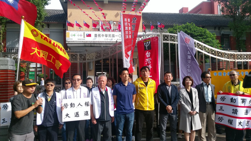 朝野黨團、不分黨派，今天與台灣勞工陣線一同舉行記者會。   圖：陳佩君／攝