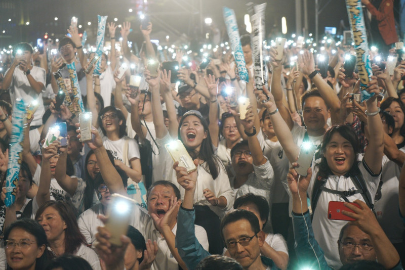 近萬柯P支持者高舉亮燈手機向柯P致敬，場面熱烈激動。   圖：張良一/攝