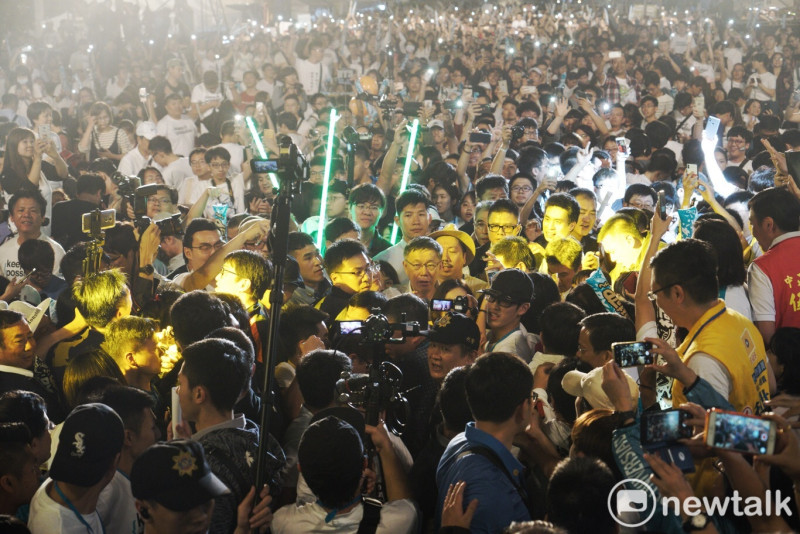 台北市長柯文哲今日在支持者簇擁下現身。   圖 : 張良一 / 攝