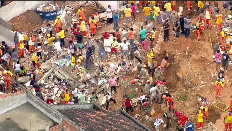巴西里約熱內盧都會地區城市尼特洛伊凌晨發生土石流，多棟民宅遭毀損，至少10人死亡，仍有多人下落不明。   圖/翻攝自推特