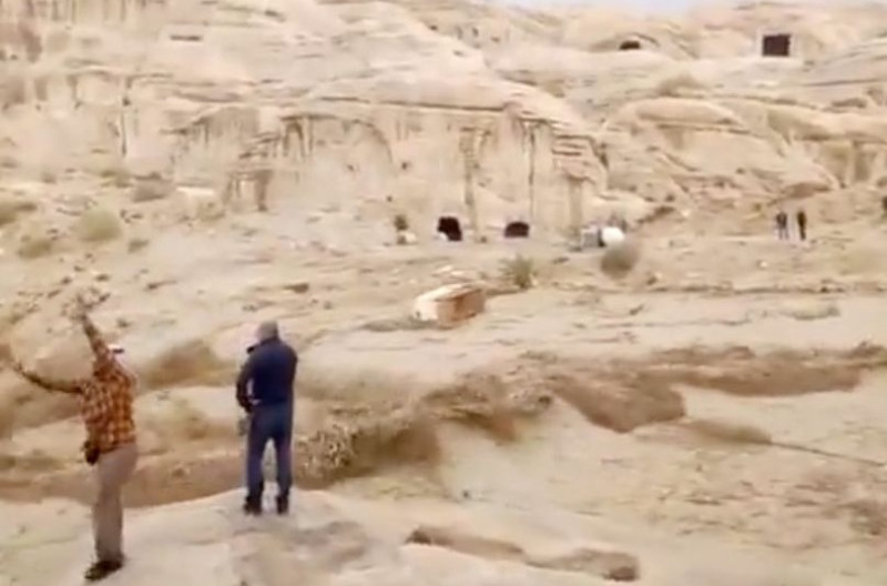 世界七大奇景之一的知名沙漠古城彼特拉（Petra）遭受暴洪侵襲，疏散四千名旅客。   圖/翻攝自推特