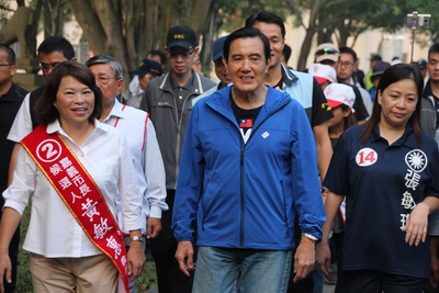 前總統馬英九(前左2)11日陪同國民黨嘉義市長參選人黃敏惠(前左3)到嘉義公園拜票。 圖/中央社