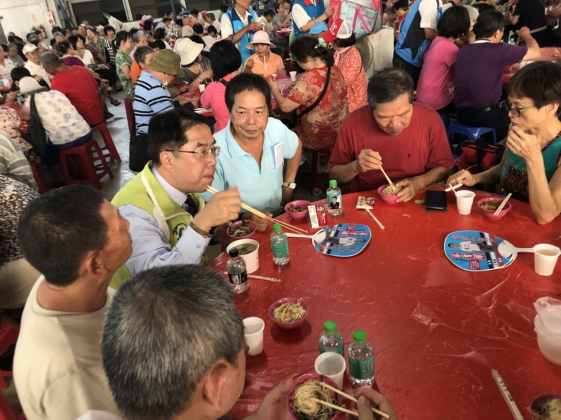 台南市政府2018台南美食節活動10日在安平遊憩碼頭進行「總舖師辦桌」，民進黨台南市長候選人黃偉哲也出席盛宴。   圖：黃博郎攝