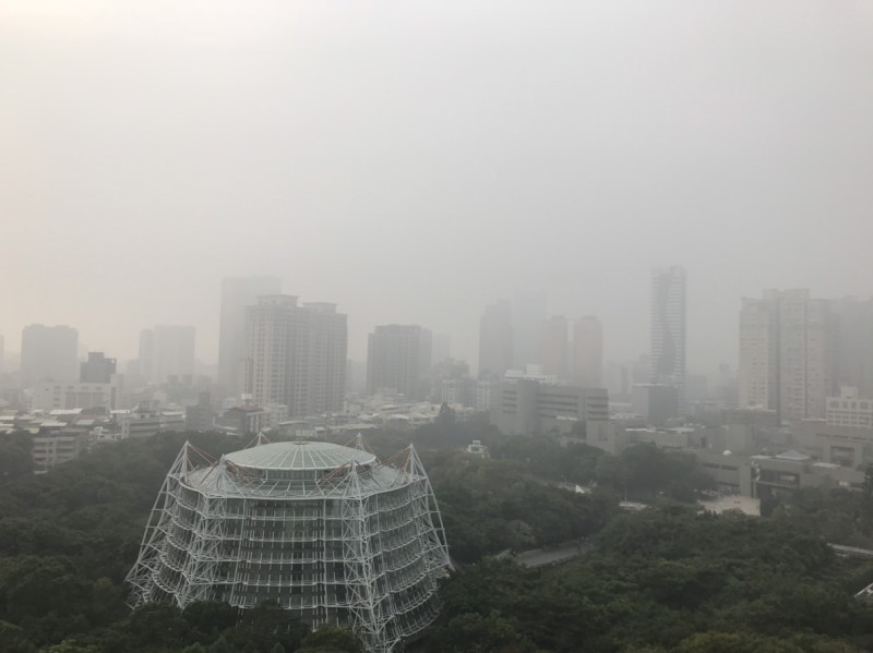 台灣本周空氣品質不良，空汙嚴重，環團也連續三個周末發動反空汙遊行。   圖：新頭殼資料照