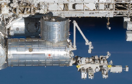日本宇宙航空研究開發機構(JAXA)9月發射的回收囊,在國際太空站放入實驗物質後,今天成功穿越地球大氣層落入目標海域,是日本首度從國際太空站帶回物質。 圖 : 翻攝自iss.jaxa.com