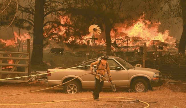 美國加州大火延燒，消防員仍在搶救。   圖: 達志影像/美聯社