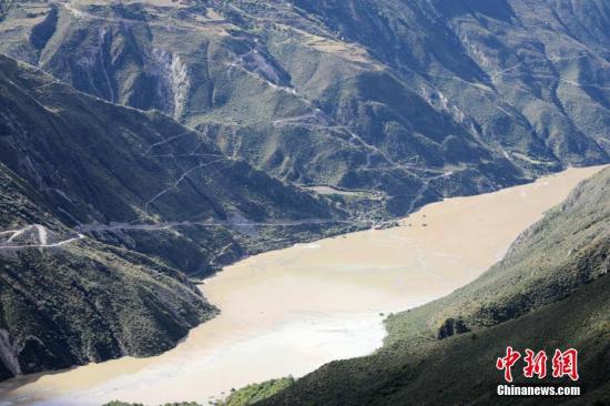 位於川藏交界的金沙江白格堰塞湖水位已上漲55公尺，蓄水量達4.4億立方公尺、超過兩座石門水庫量。   圖 : 翻攝自中新網