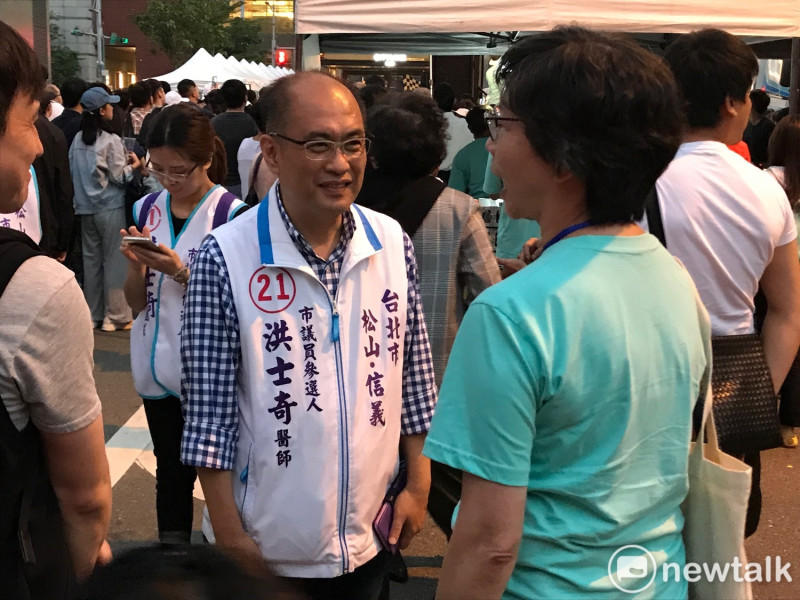 台北市議員候選人洪士奇也參與柯文哲行動競選總部園遊會，與市府顧問蔡壁如聊天。   圖 : 周煊惠 / 攝