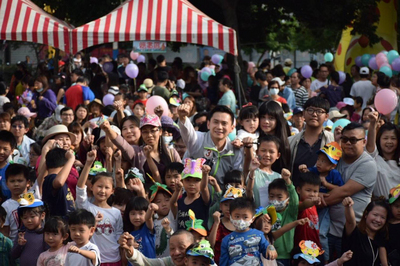 民進黨新竹縣長參選人鄭朝方（中灰色背心者）11日下午在新豐鄉舉辦「童趣方城市–新豐場」，找來知名電視台的哥哥、姊姊到場，吸引上千民眾到場同樂，搶攻年輕選票。   圖：中央社