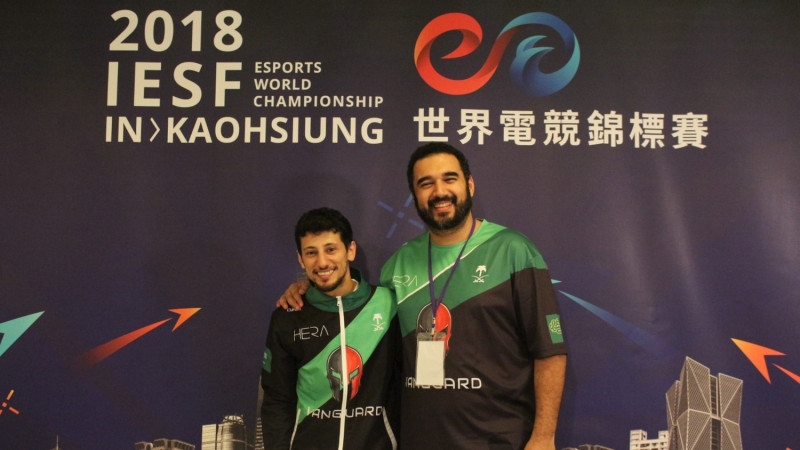 沙烏地阿拉伯《鐵拳7》拿下該國電競協會成立首座冠軍，協會理事長Faisal王子開心擁抱冠軍選手「Sora」。   圖：TESL提供