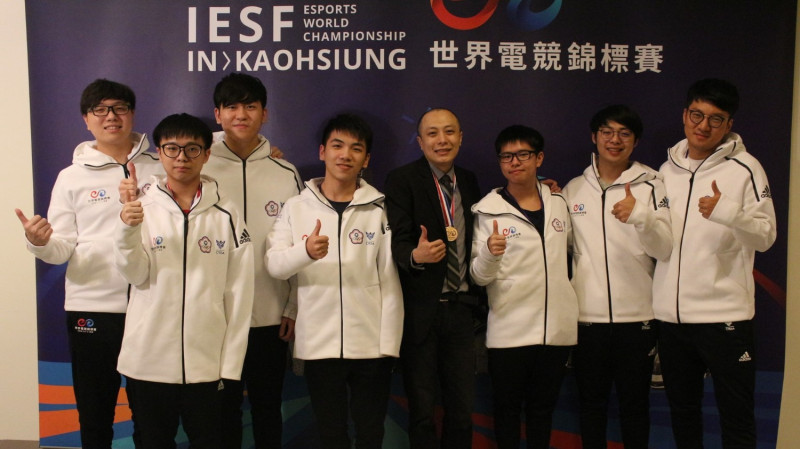 本屆IESF英雄聯盟中華台北代表隊勇奪銅牌，隊員開心合影。   圖：TESL提供