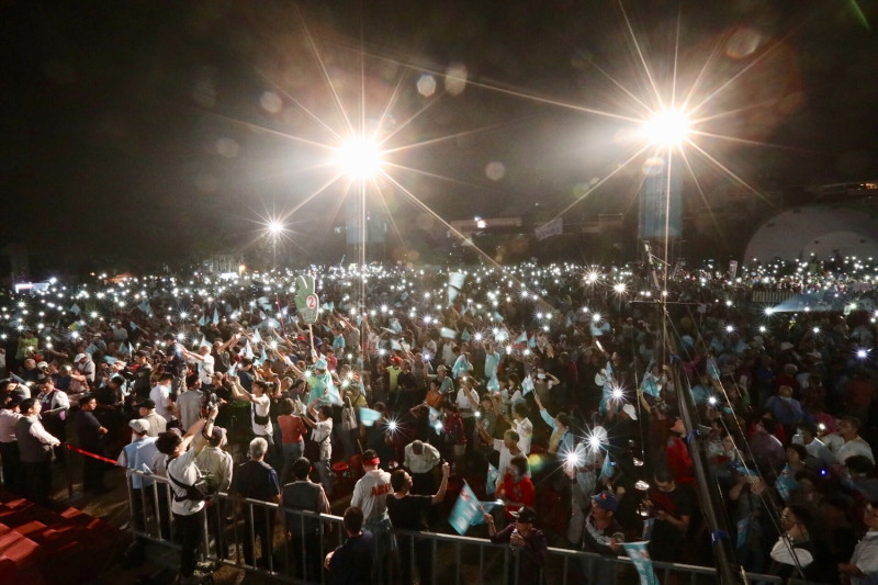 逾三萬名熱情支持者湧入旗山體育場，活動還沒開始就已經擠爆會場，人群甚至溢滿至兩旁道路與舞台後側。   圖/陳其邁選辦