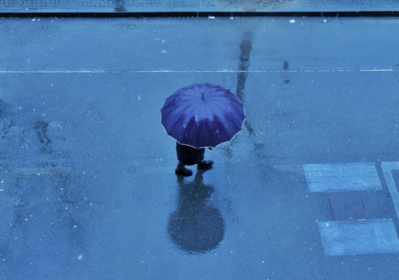 今日下半天北部平地及花東地區降雨機率漸增，晚上北部及東半部地區容易有局部短暫雨，氣象局提醒民眾，出門記得攜帶雨具。   圖：Pixabay／提供