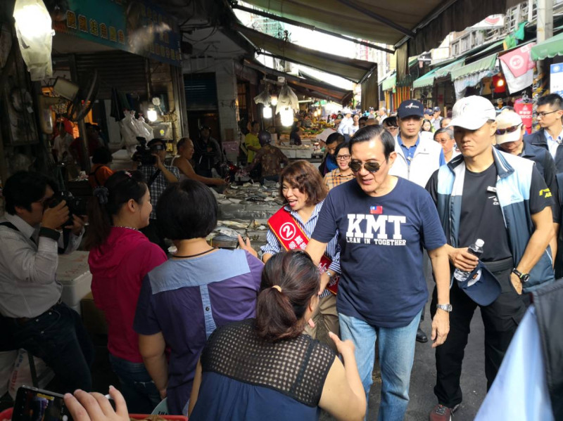 馬英九陪黃敏惠掃街造勢，受到民眾歡迎。   圖：黃敏惠競選團隊/提供