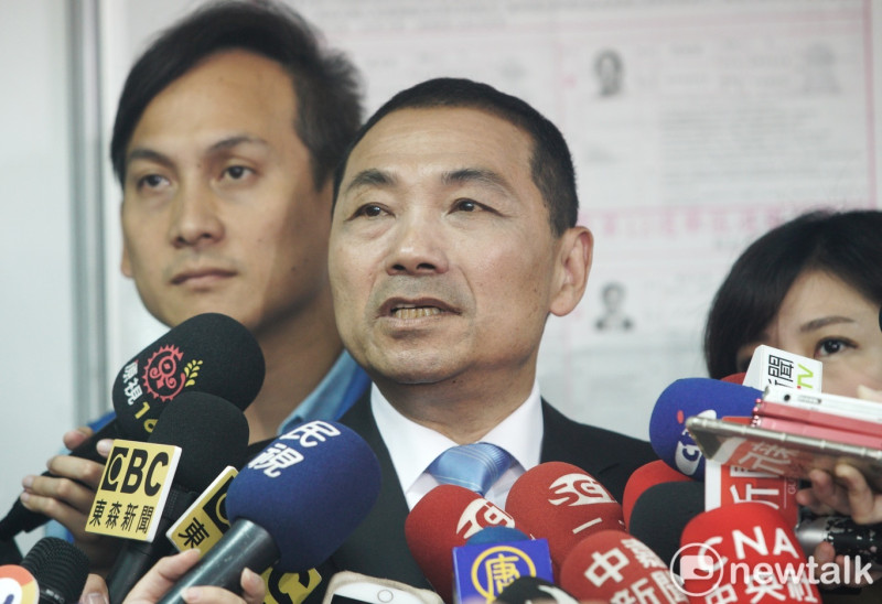 侯友宜說現在自己「現在欠三票，催票、拉票、投票」，希望選民支持他順利當選。   圖：張良一／攝
