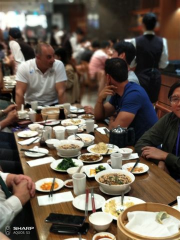 各國工作人員與選手10多道傳統小吃,色香味俱全。 圖:金名/攝