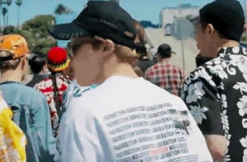 南韓偶像團體防彈少年團成員JIMIN穿的T恤上面印有原爆蕈狀雲的圖案，被指有反日意識。
   圖：翻攝推特