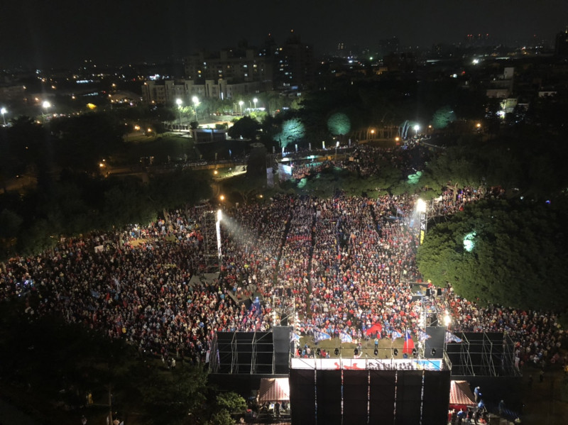 韓國瑜今晚與陳學聖合體舉行「瑜聖會師 絕地大反攻」造勢晚會，現場近3萬人擠爆整個陽明公園。   圖：陳學聖競選辦公室／提供