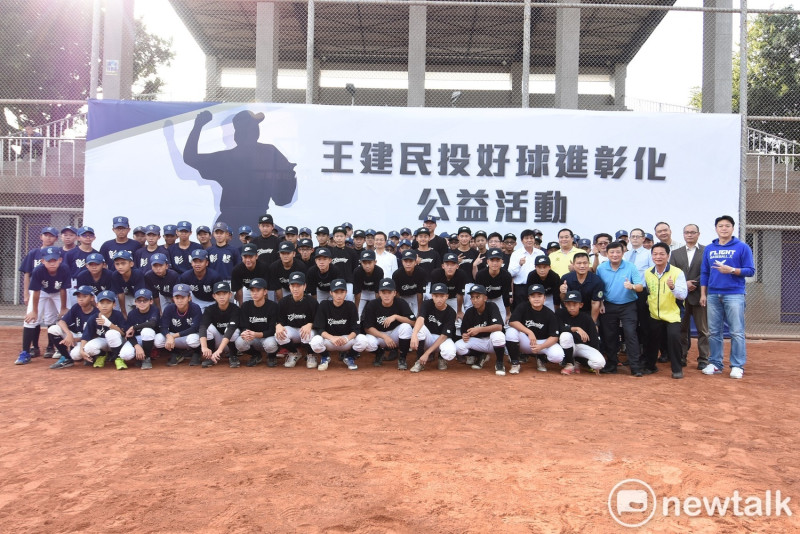 王建民到彰化縣立棒球場，參加「投好球，進彰化」公益活動。   唐復年/攝