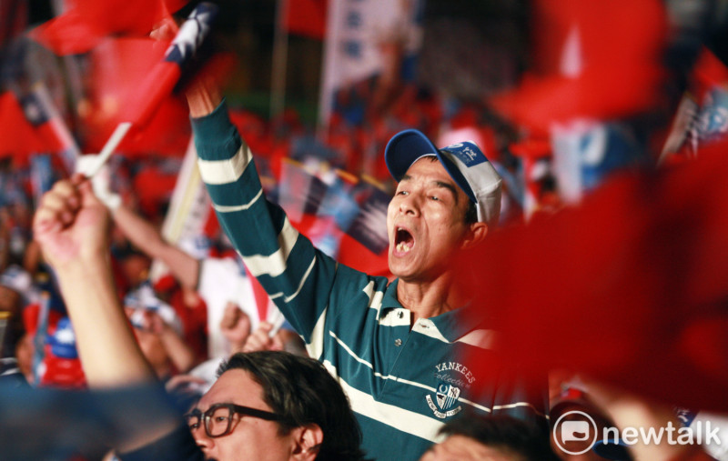 韓國瑜昔日造勢場合帶領民眾合唱「夜襲」等歌曲。   圖：林昀真／攝 (資料照)