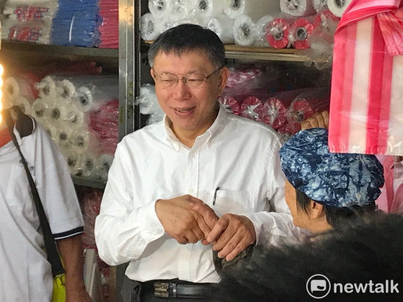 台北市長柯文哲今日上午赴西寧市場掃街拜票。   圖 : 周煊惠 / 攝