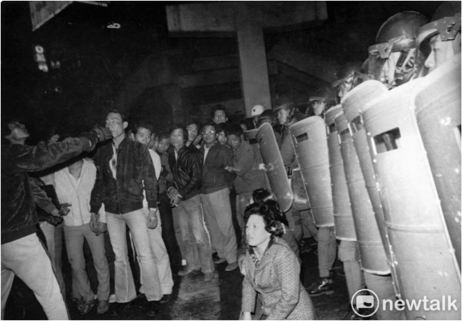 1979年12月10日，美麗島事件當中，一位婦人林玉祝跪地需要雙方不要衝突。   圖 :翻攝 1979年12月15日《中國時報》