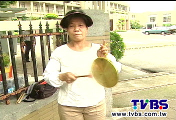 2010年監察院的「新地標」，每天穿孝服、敲銅鑼的阿嬤林玉祝。   圖 : 2010年7月8日TVBS