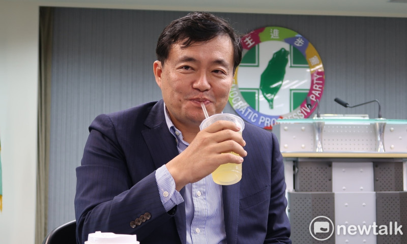 民進黨秘書長洪耀福13日手持蜂蜜檸檬強調，要催出支持者投票熱情。   圖：林朝億/攝