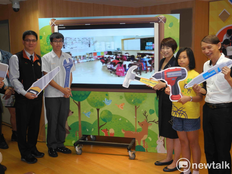教育局長龔雅雯 (右三)與學生師生，共同展現首件國小學童、技職生合作改造教室的成果。    圖：王峻昌/攝