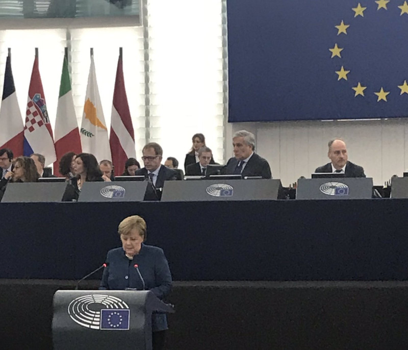 德國聯邦總理梅克爾（前）13日在歐洲議會演講，主張建立歐洲軍，並設立歐洲安全委員會。   圖：翻攝Catherine Bearder推特