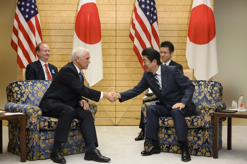 美國副總統彭斯（前排左起）展開訪問亞洲行程，會見日本首相安倍晉三，交換意見。   圖：翻攝彭斯推特