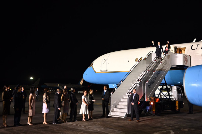 在訪問日本行程後，美國副總統彭斯（機上揮手者）13日深夜抵達新加坡。   圖：翻攝彭斯推特