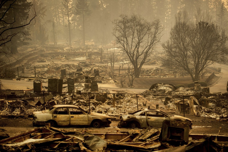 野火所經之處，一片焦土。   圖：達志影像/美聯社