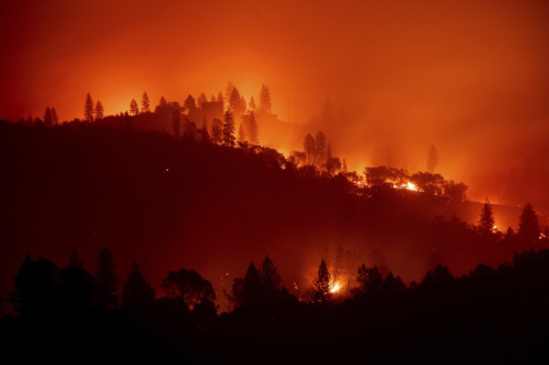 加州多起野火肆虐，從8號開始，已燒掉800平方公里，燒毀的建築超過6700棟。而死傷最慘重的地區位於加州東北部的天堂鎮（Paradise），內華達山脈（Sierra Nevada）山麓，已有42人罹難。至於南加州的野火也發現有2人罹難。   圖：達志影像/美聯社