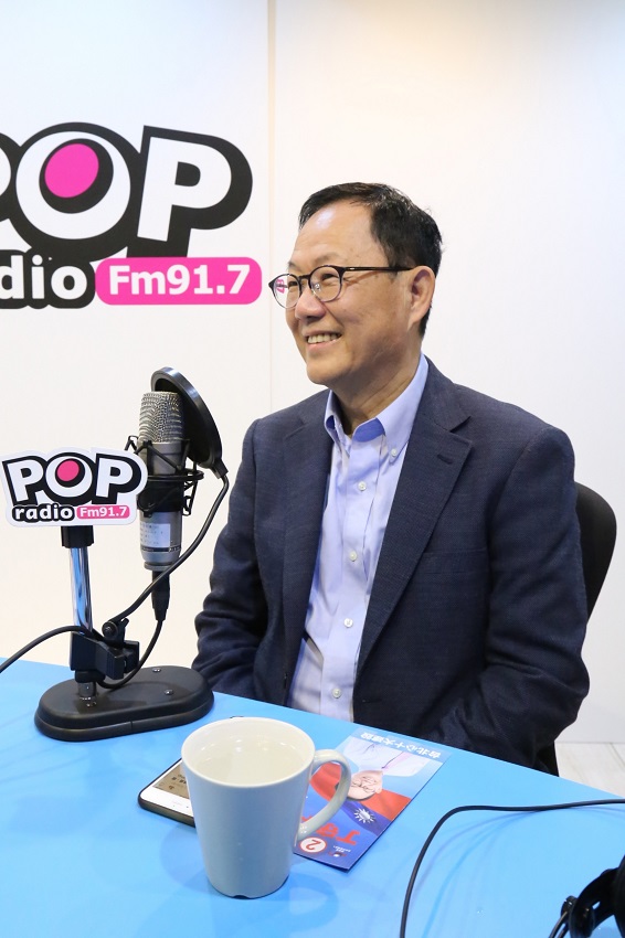 國民黨台北市長候選人丁守中上午參加《POP搶先爆》廣播專訪。   圖：POP Radio提供