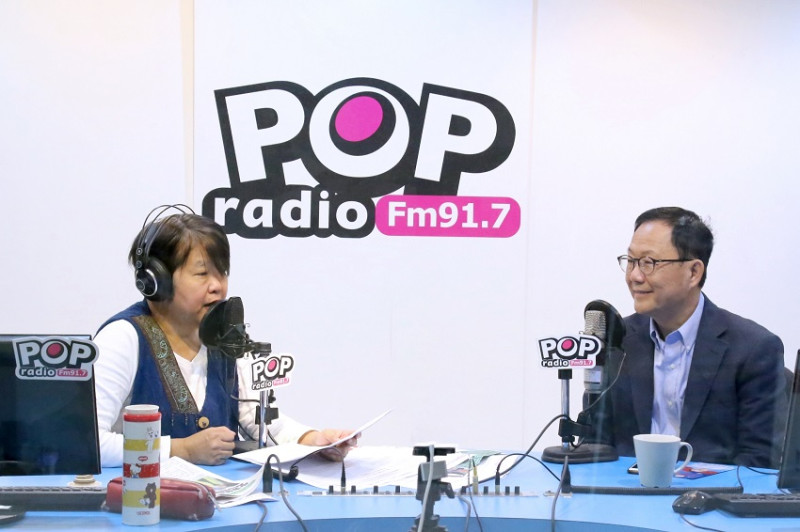 國民黨台北市長候選人丁守中上午參加《POP搶先爆》廣播專訪。   圖：POPRadio提供