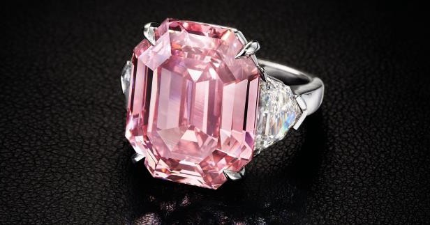 9克拉粉鑽「粉紅遺產」（Pink Legacy）今天在日內瓦拍賣敲槌，約新台幣15億3981萬元創新紀錄。   圖 : 翻攝自medium.com