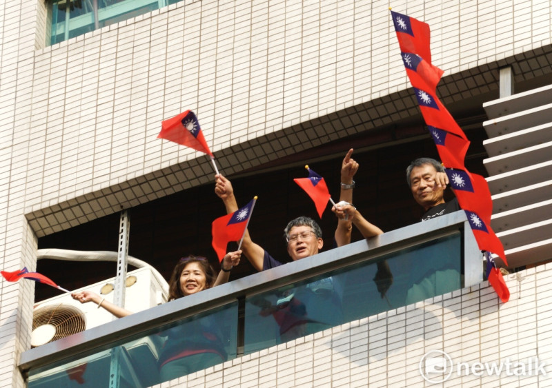 韓國瑜支持者提早到達岡山造勢現場，佔好位置揮舞小國旗。   圖：張良一／攝