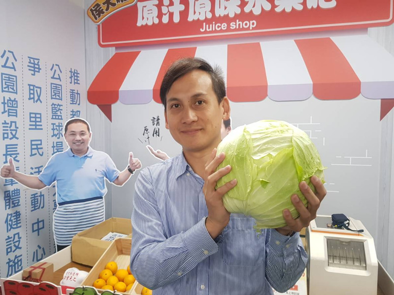 國民黨新北市議員候選人葉元之，以3顆50元義賣高麗菜。   圖：葉元之/提供 