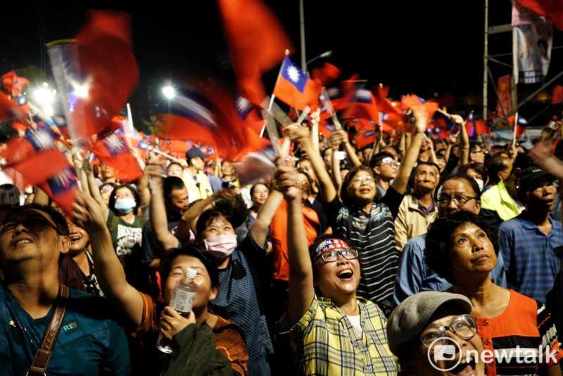 韓國瑜岡山最終場造勢晚會，大量支持者湧進，現場熱情洋溢。   圖：張良一／攝