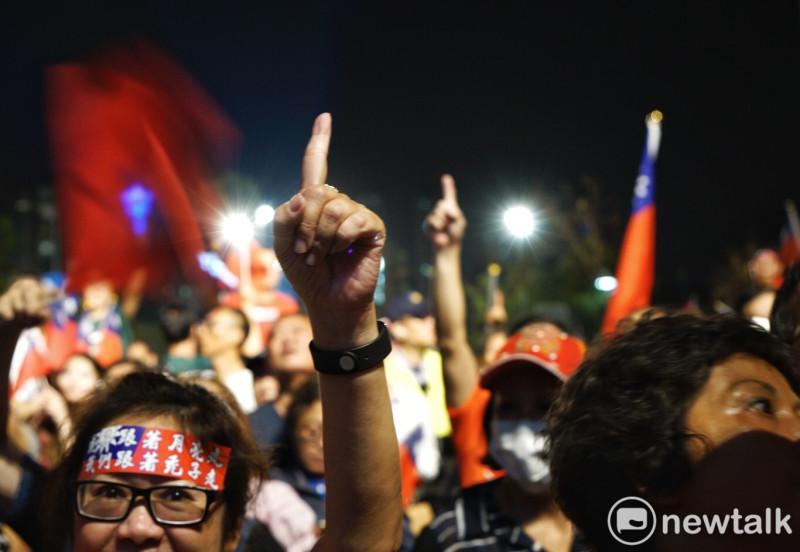 支持者舉起「1」字手勢表示支持韓國瑜。   圖：張良一／攝