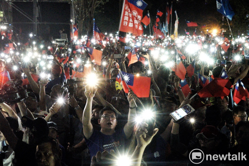 韓國瑜岡山造勢晚會，支持者舉起手機點亮現場，氣氛感人。   圖：張良一／攝