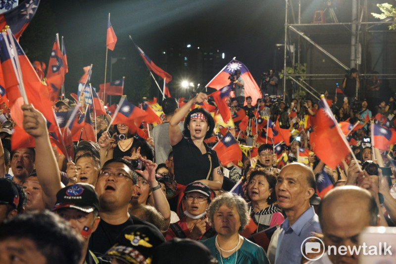 韓國瑜支持者熱情洋溢，揮動小國旗。   圖：張良一／攝