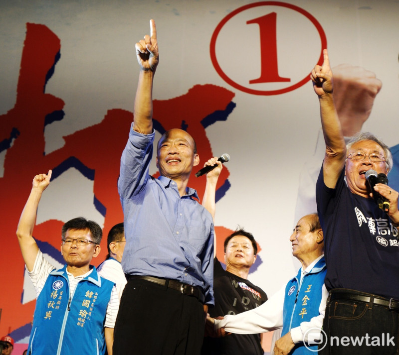 韓國瑜帶領現場所有人舉起「１」字手勢，代表自己的號次。   圖：張良一／攝