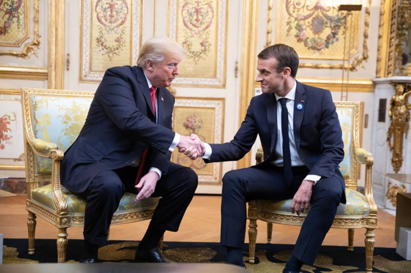 美國總統川普為法國總統馬克宏(右)暫緩調漲燃料稅的作為感到欣慰，覺得有人終於認同他反對巴黎協定。   圖：翻攝白官臉書