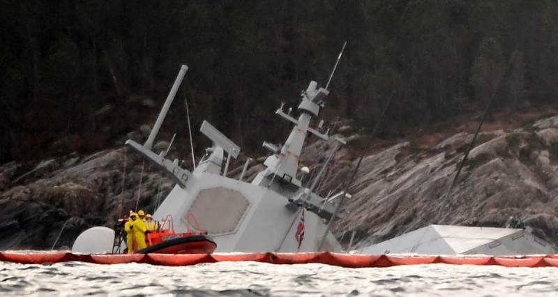 挪威海軍神盾巡防艦英斯塔德號上週與油輪相撞，雖然軍方極力搶救，仍然擋不住沉沒命運。   圖：翻攝挪威tv2/Marit Hommedal
